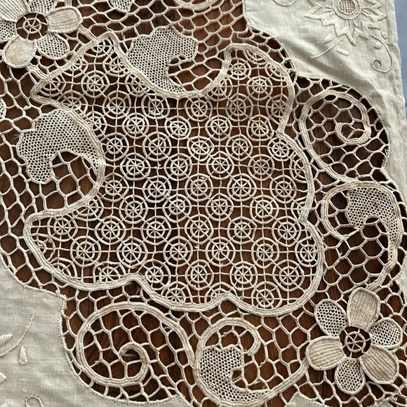 Vintage Tan Crochet and Cotton Rectangular Table Cloth with 12 napkins - Picture 9 of 17